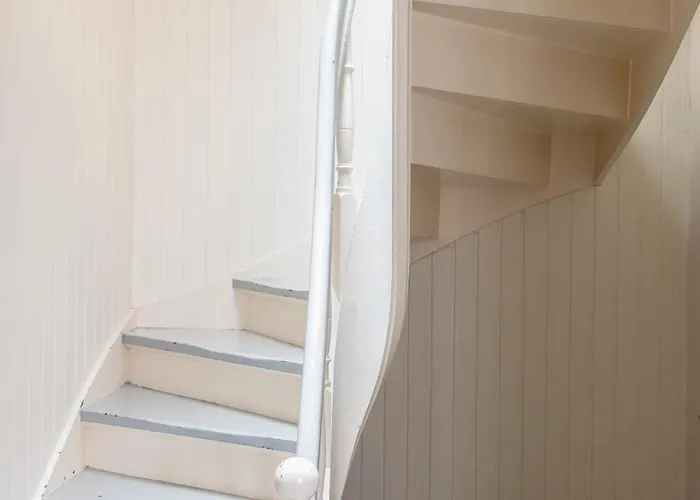 Dinbnb Homes I Idyllically Located 4-bedroom