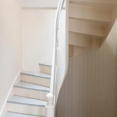 Dinbnb Homes I Idyllically Located 4-bedroom